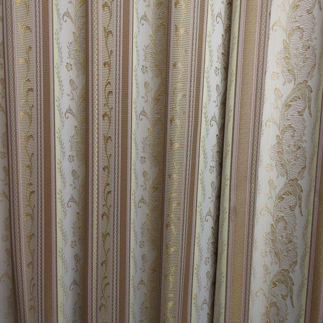 高級感のあるベージュカーテン ストライプと花模様