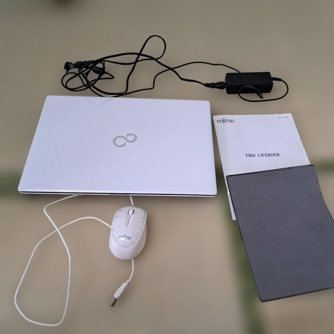 FUJITSUノートパソコンホワイト