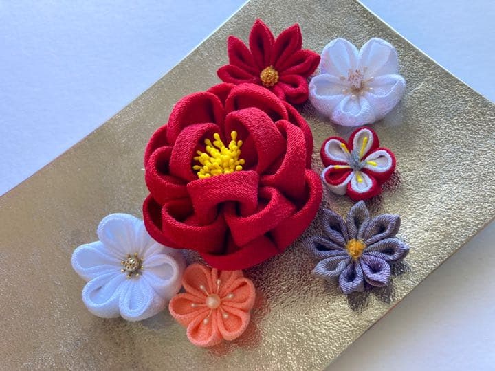 和装髪飾り　つまみ細工髪飾り　赤　白　成人式　卒業式　袴　七五三