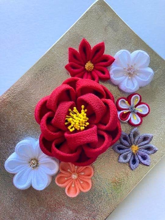 和装髪飾り　つまみ細工髪飾り　赤　白　成人式　卒業式　袴　七五三