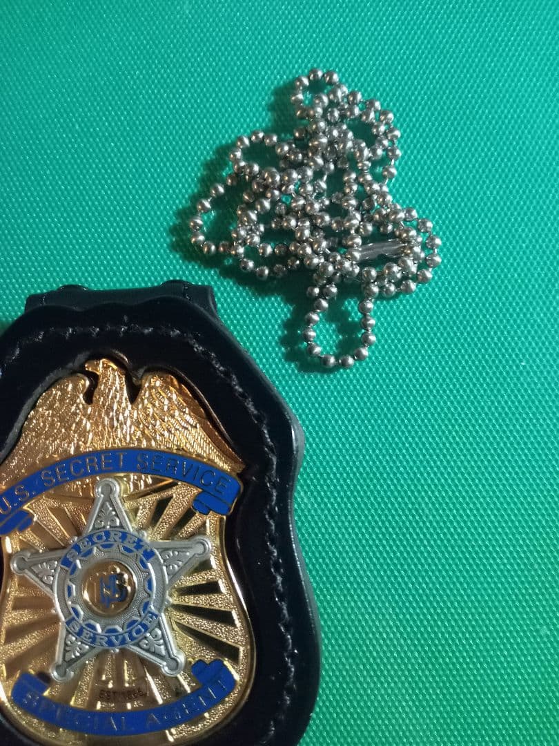 シークレットサービス特別捜査官ポリスバッジ クリップボルダー　ネックチェーン付き
