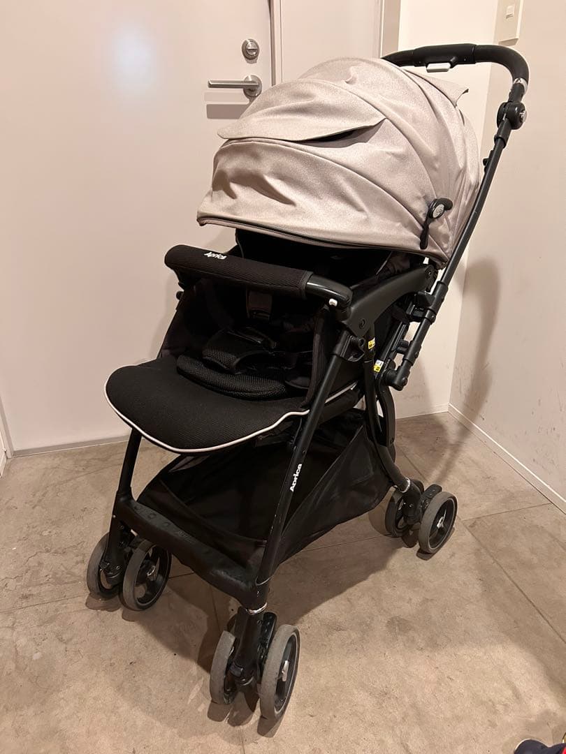 アップリカ　ラクーナクッションフリー　プラス　純正レインカバー付き