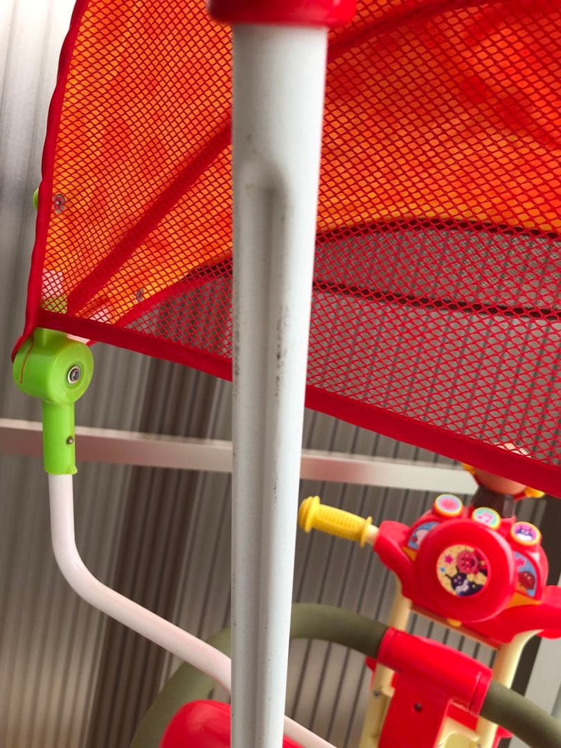 アンパンマン 三輪車 ヘルメット付　音楽ボタン付き 赤