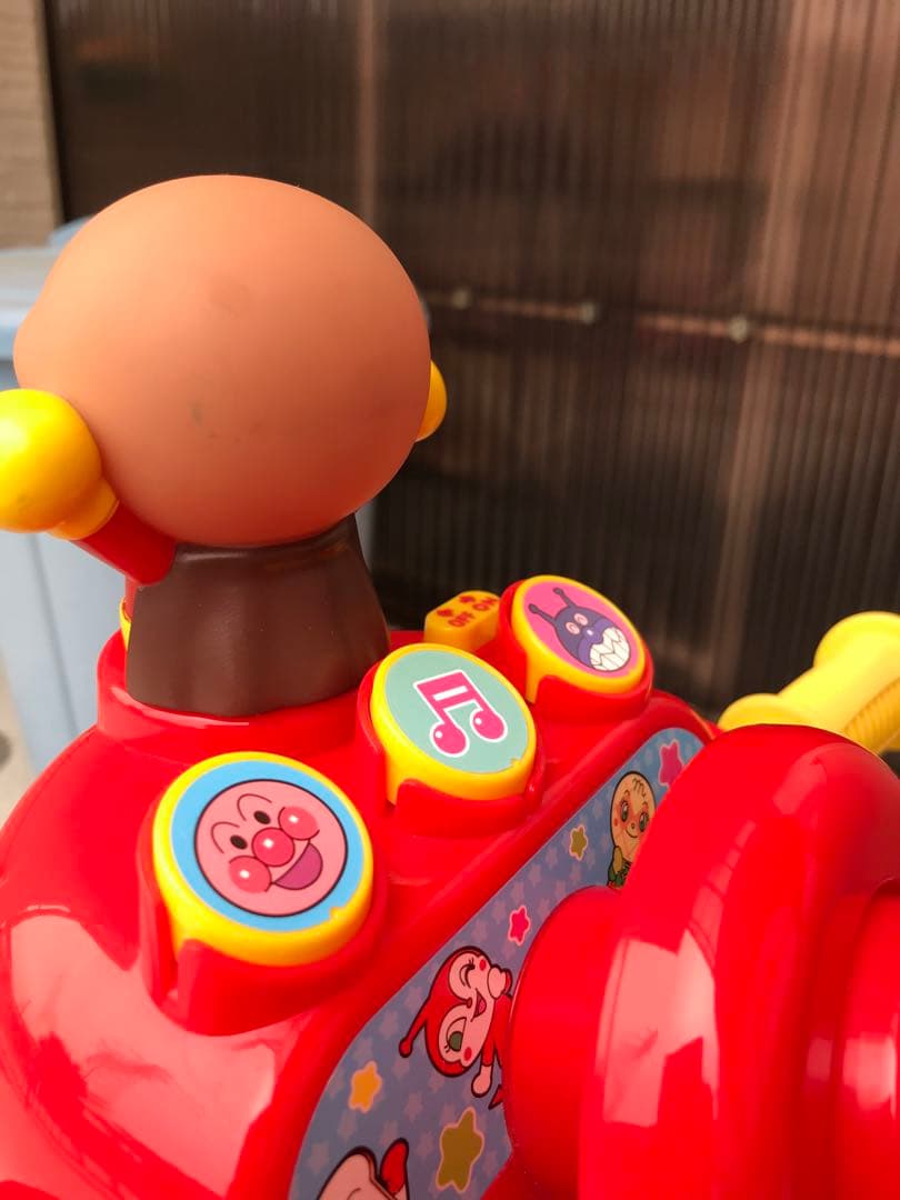 アンパンマン 三輪車 ヘルメット付　音楽ボタン付き 赤