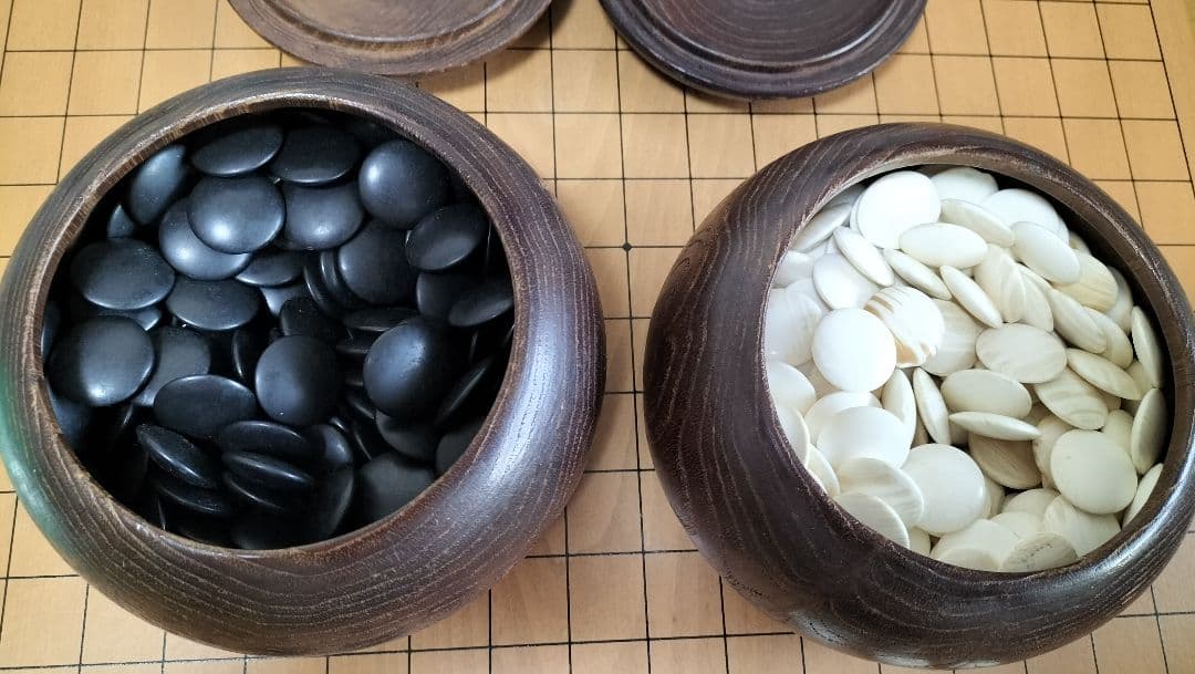 超高級碁盤　希少蛤碁石　購入80万円 新榧脚付き 碁盤柾目 重量約18.6kg