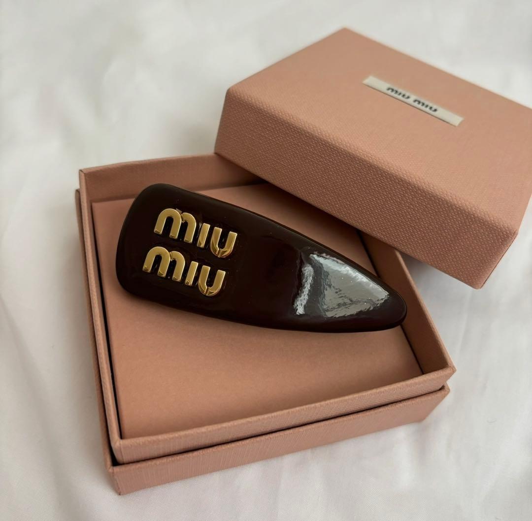 miumiu ヘアピン　パテントレザー　バレッタ　ライトブルー　ミュウミュウ