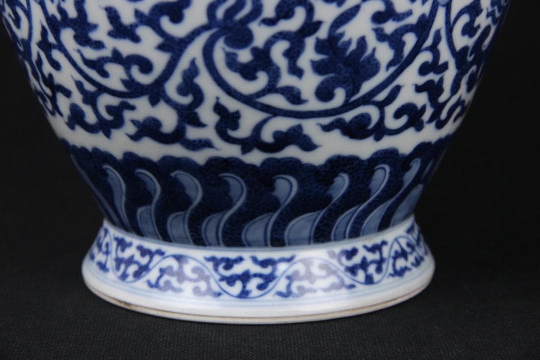 中国美術 大清乾隆年製 景徳鎮　磁器 青花　細密手描纏枝文　花瓶 FJM12-2