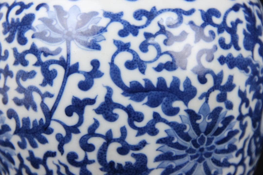 中国美術 大清乾隆年製 景徳鎮　磁器 青花　細密手描纏枝文　花瓶 FJM12-2