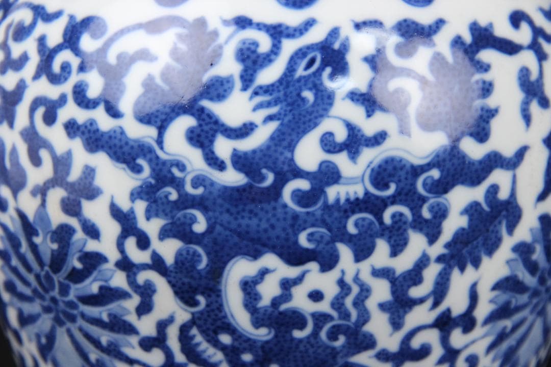 中国美術 大清乾隆年製 景徳鎮　磁器 青花　細密手描纏枝文　花瓶 FJM12-2