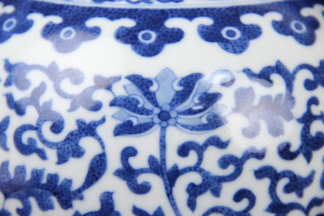 中国美術 大清乾隆年製 景徳鎮　磁器 青花　細密手描纏枝文　花瓶 FJM12-2