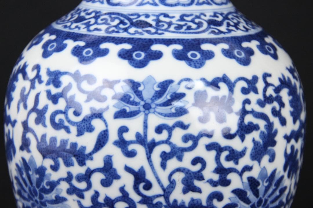 中国美術 大清乾隆年製 景徳鎮　磁器 青花　細密手描纏枝文　花瓶 FJM12-2