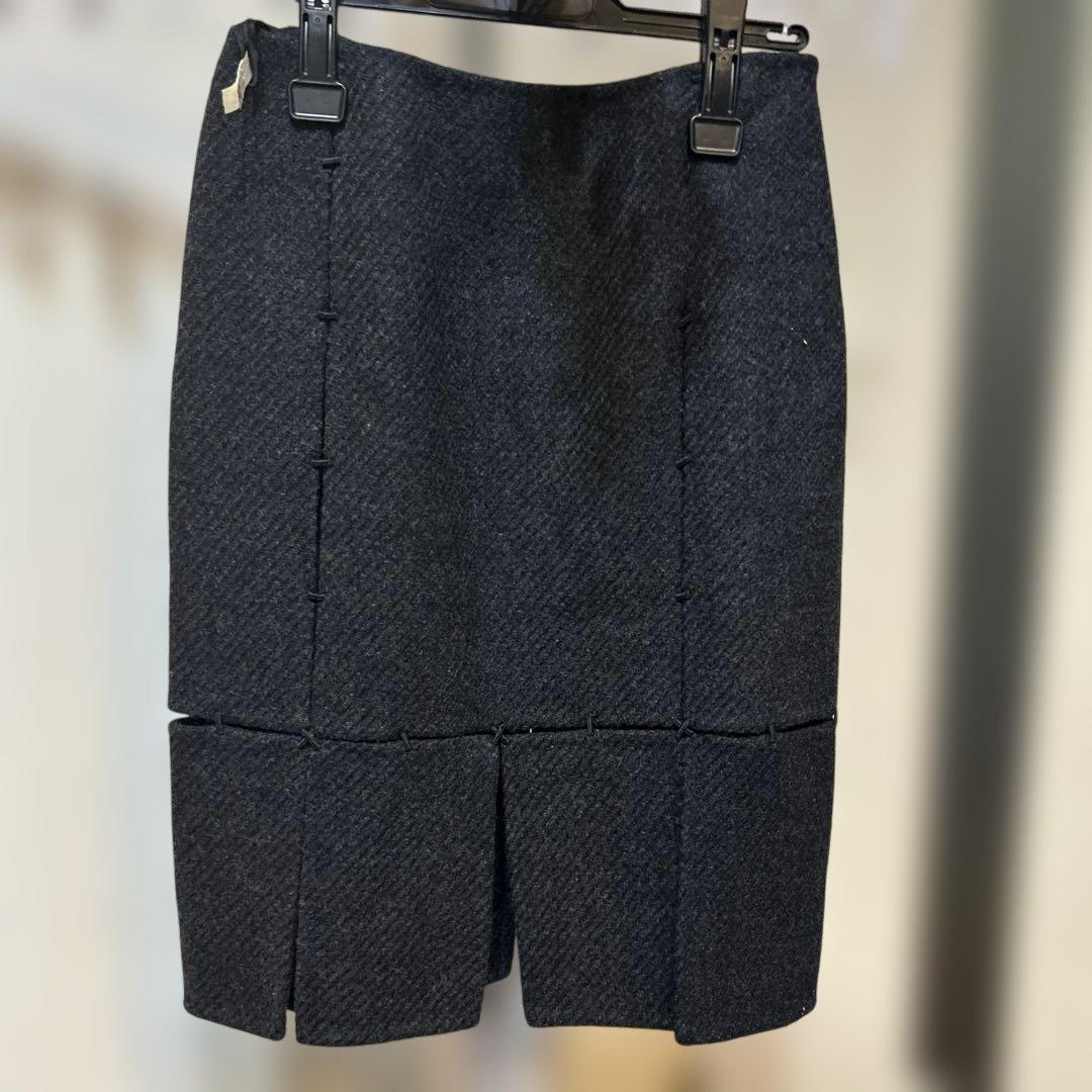 プラダ　ダークグレー ひざ下スカート