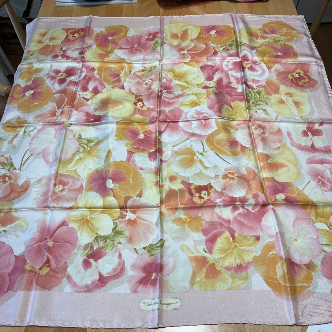 Salvatore Ferragamo 花柄 シルクスカーフ