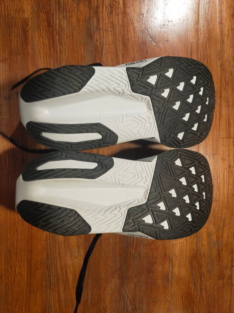ニューバランスFuelCell Rebel v5 26.5cm 2E足入れのみ