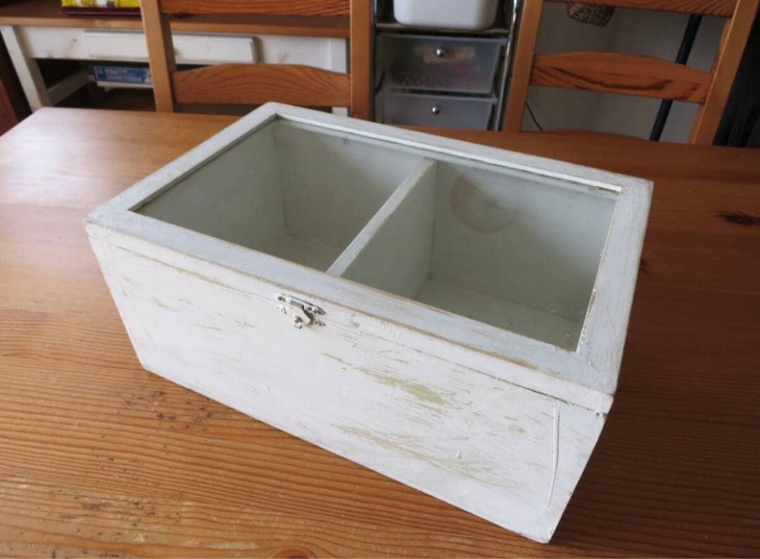 古家具、アンティーク、白いペンキの剥げたガラス蓋付き木製ボックス昭和レトロ
