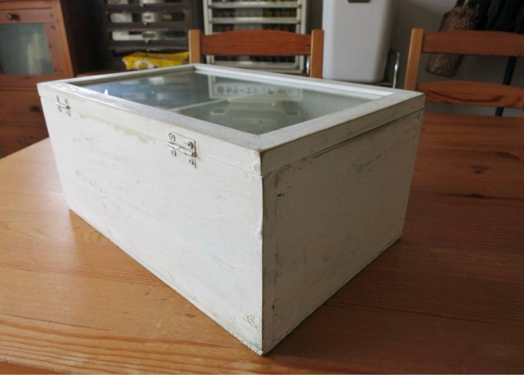 古家具、アンティーク、白いペンキの剥げたガラス蓋付き木製ボックス昭和レトロ