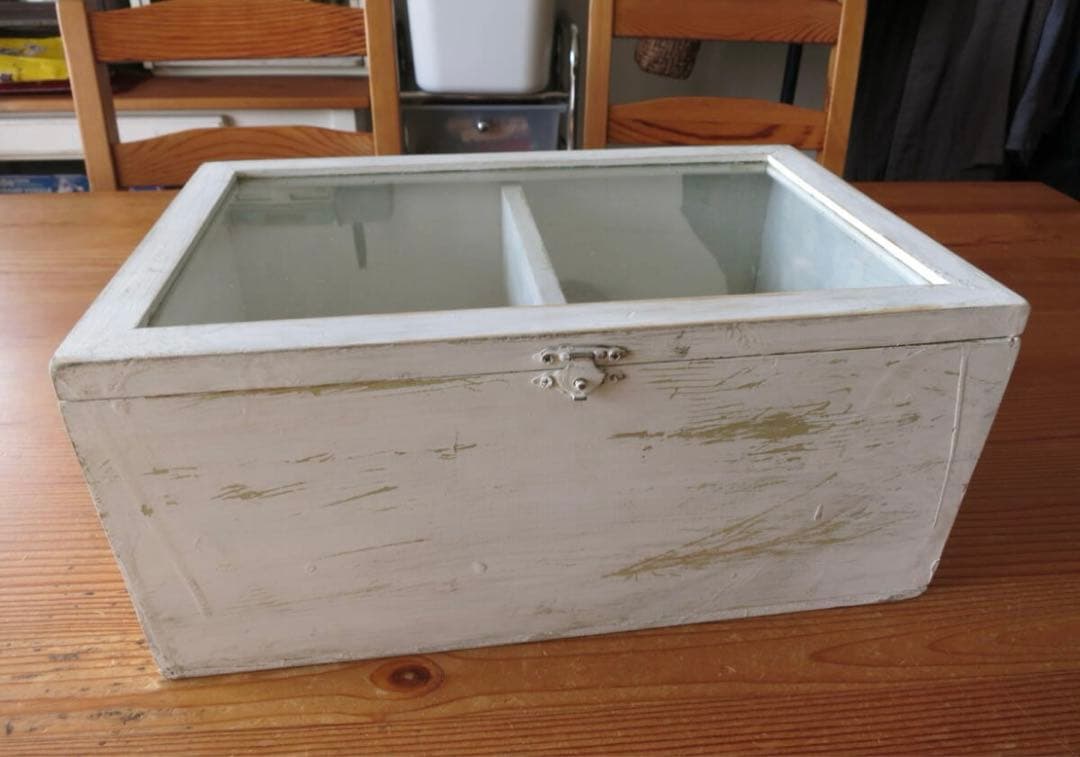 古家具、アンティーク、白いペンキの剥げたガラス蓋付き木製ボックス昭和レトロ