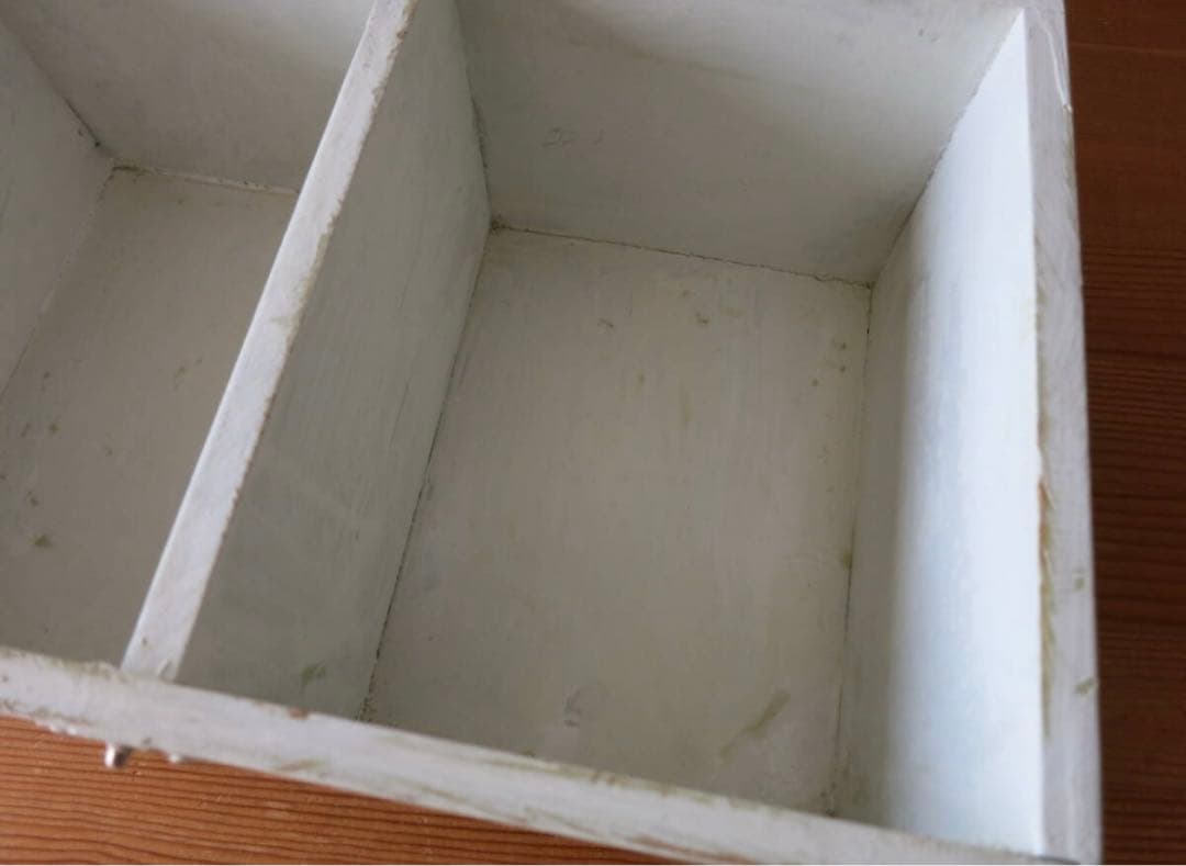 古家具、アンティーク、白いペンキの剥げたガラス蓋付き木製ボックス昭和レトロ