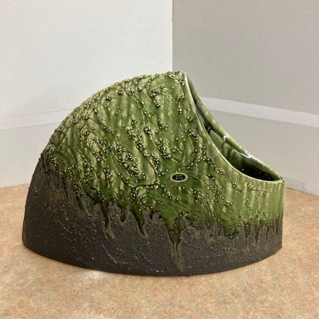 信楽焼手造り花器黒ビードロ波目