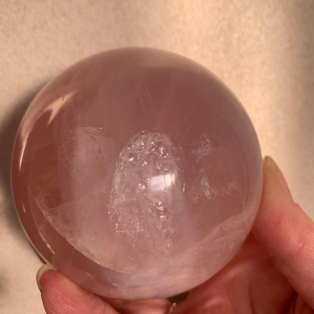 ローズクォーツスフィア大玉約77.3mm 虹有り　天然石置物　丸玉…②