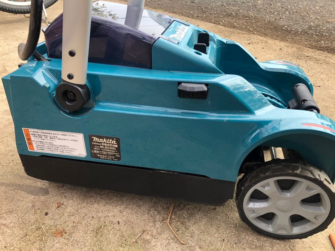マキタ　充電式芝刈り機　MLM230D 純正バッテリー付きそれ以外付属品無し