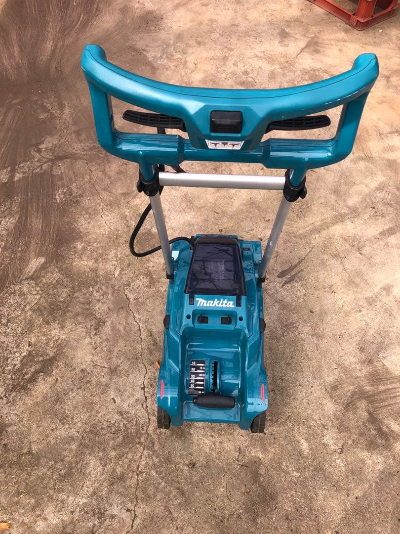 マキタ　充電式芝刈り機　MLM230D 純正バッテリー付きそれ以外付属品無し