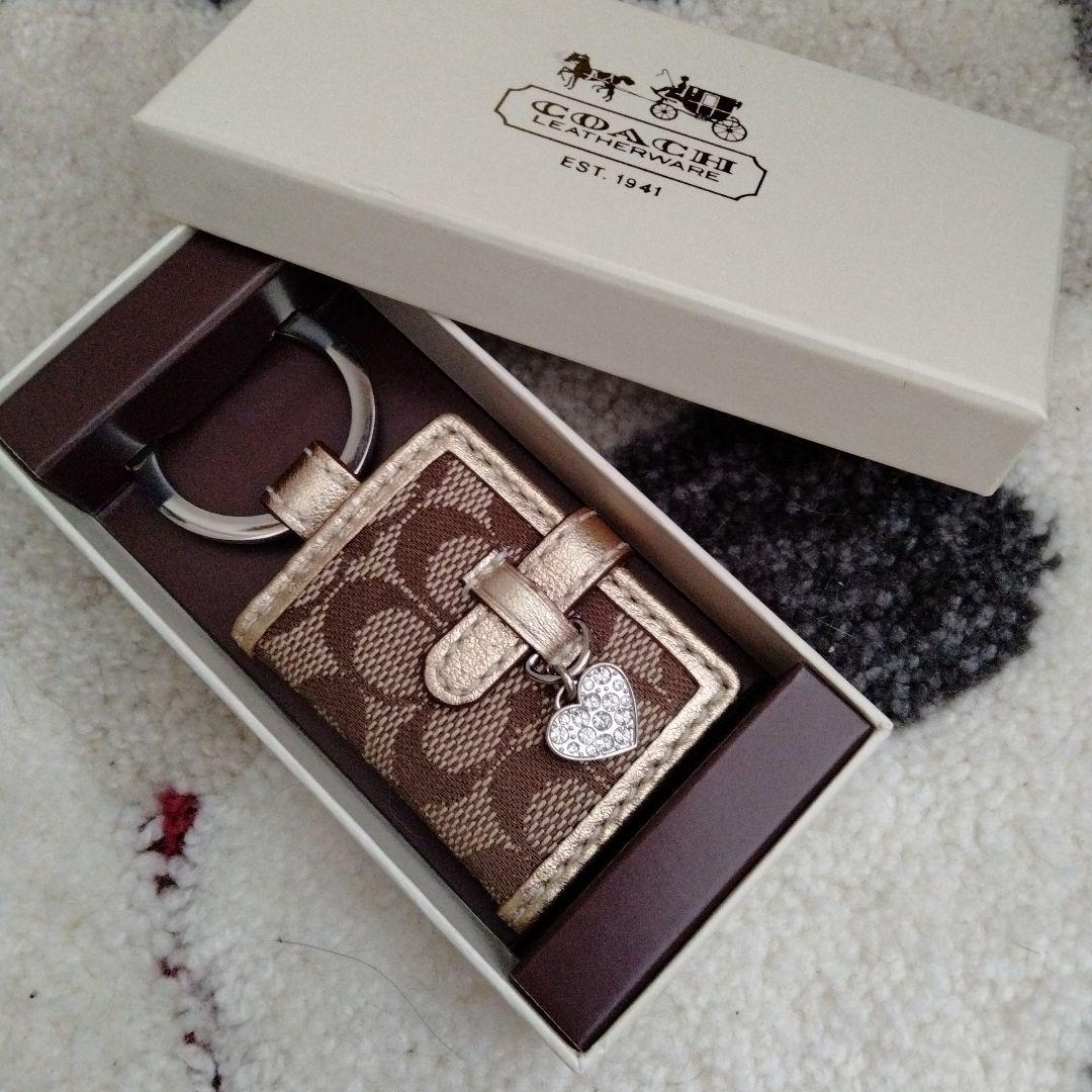 【新品未使用】COACHキーホルダー手帳型写真入れハートチャーム箱入り