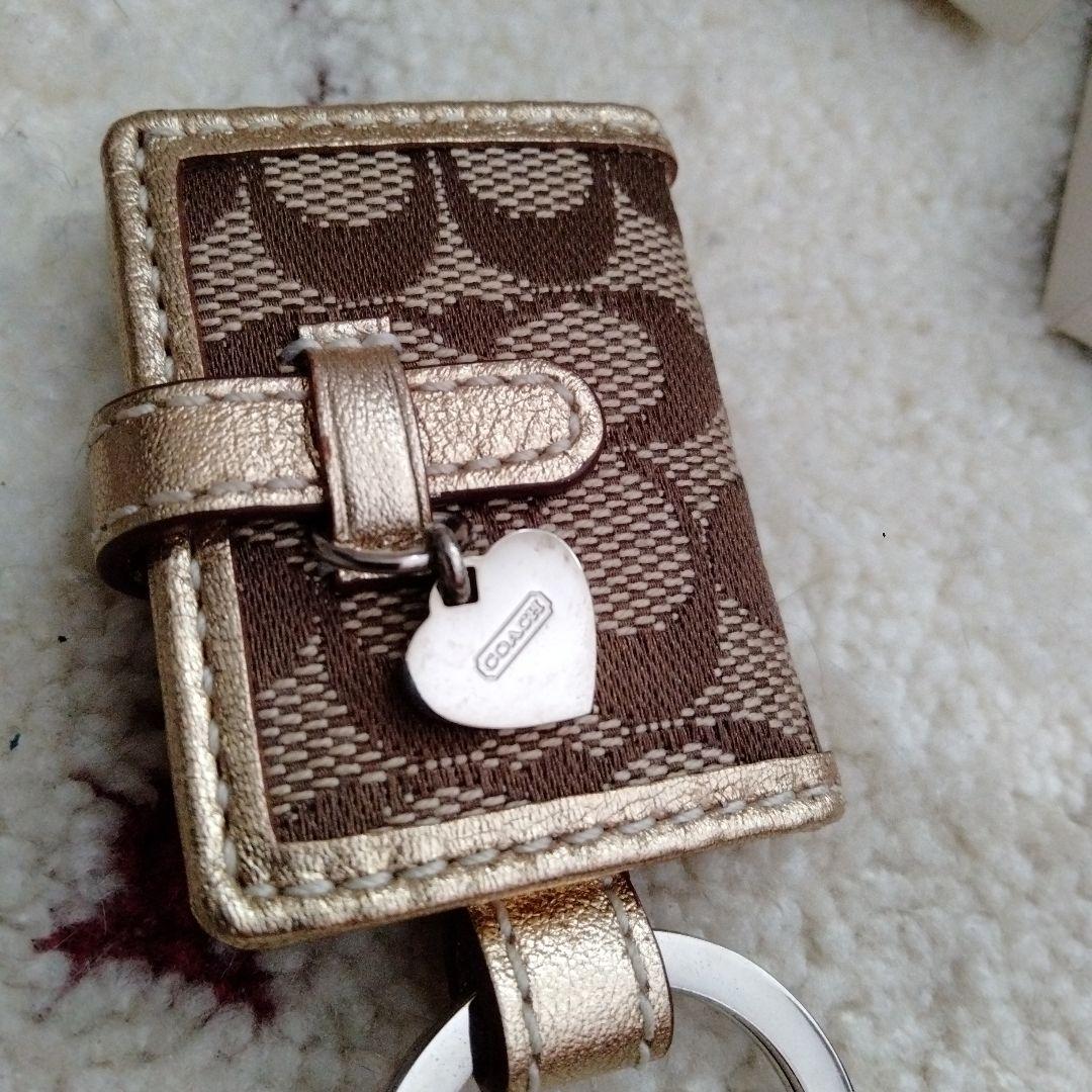 【新品未使用】COACHキーホルダー手帳型写真入れハートチャーム箱入り