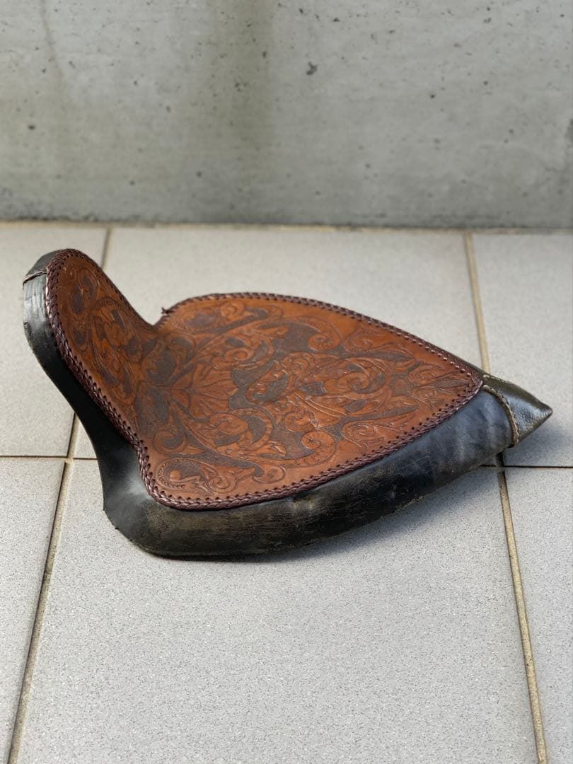 カービング ソロシート 本革 ショベル パン ナックル ハーレー