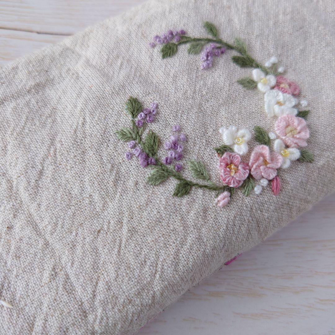 手刺繍入あずき/小豆のアイピロー【フラワーリース】