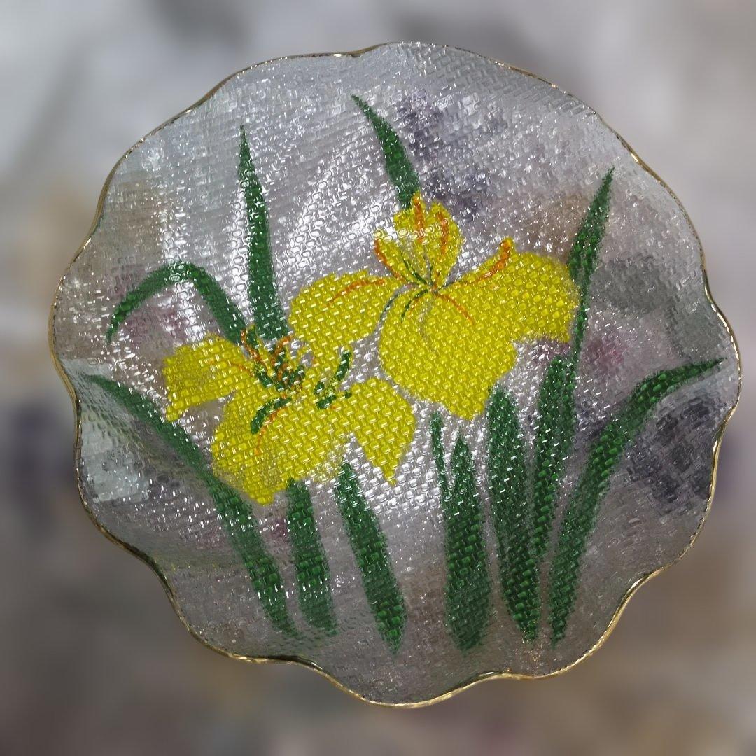 サラダの盛り合わせ、又スナックに使用 波型の透明皿 黄色の花刺繍