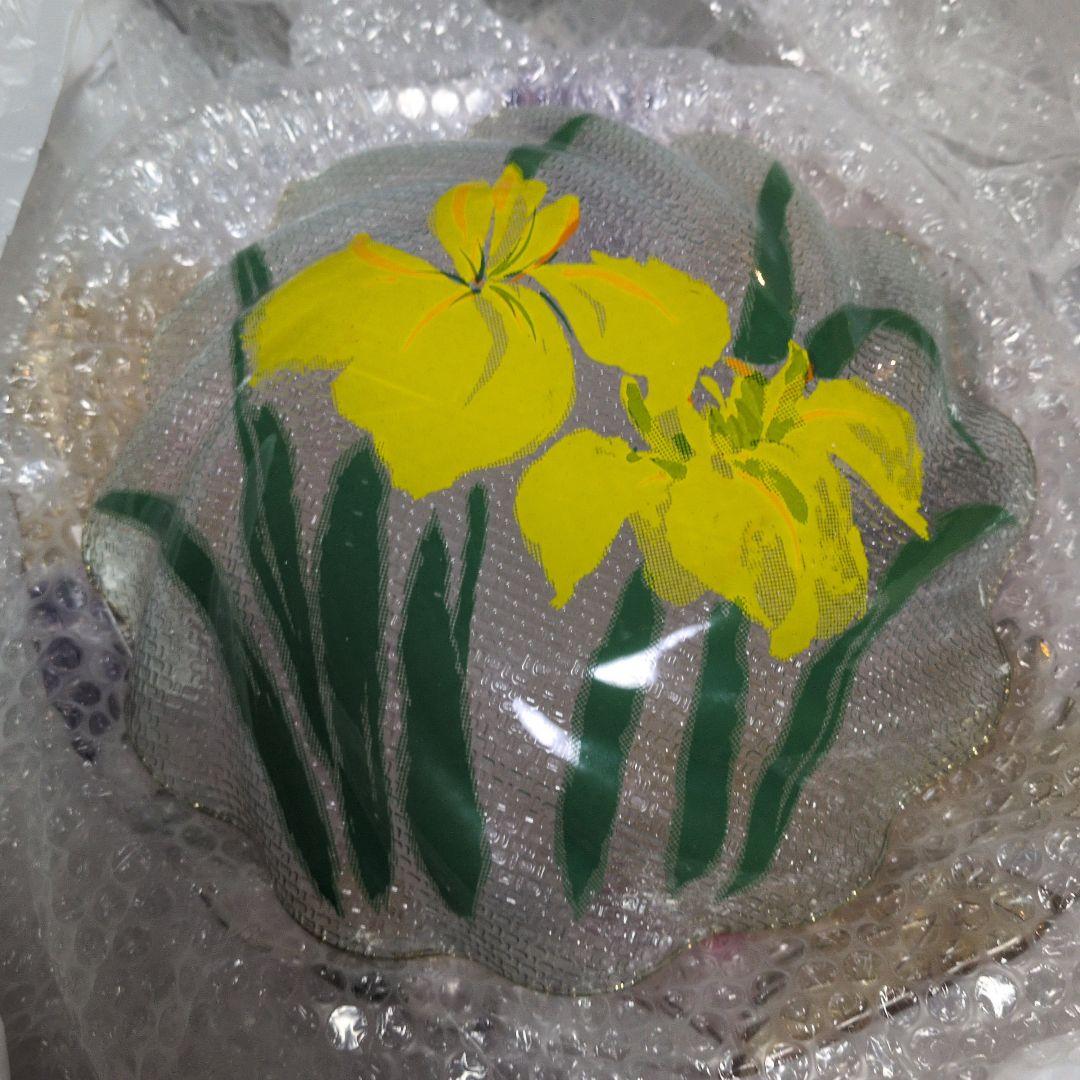 サラダの盛り合わせ、又スナックに使用 波型の透明皿 黄色の花刺繍