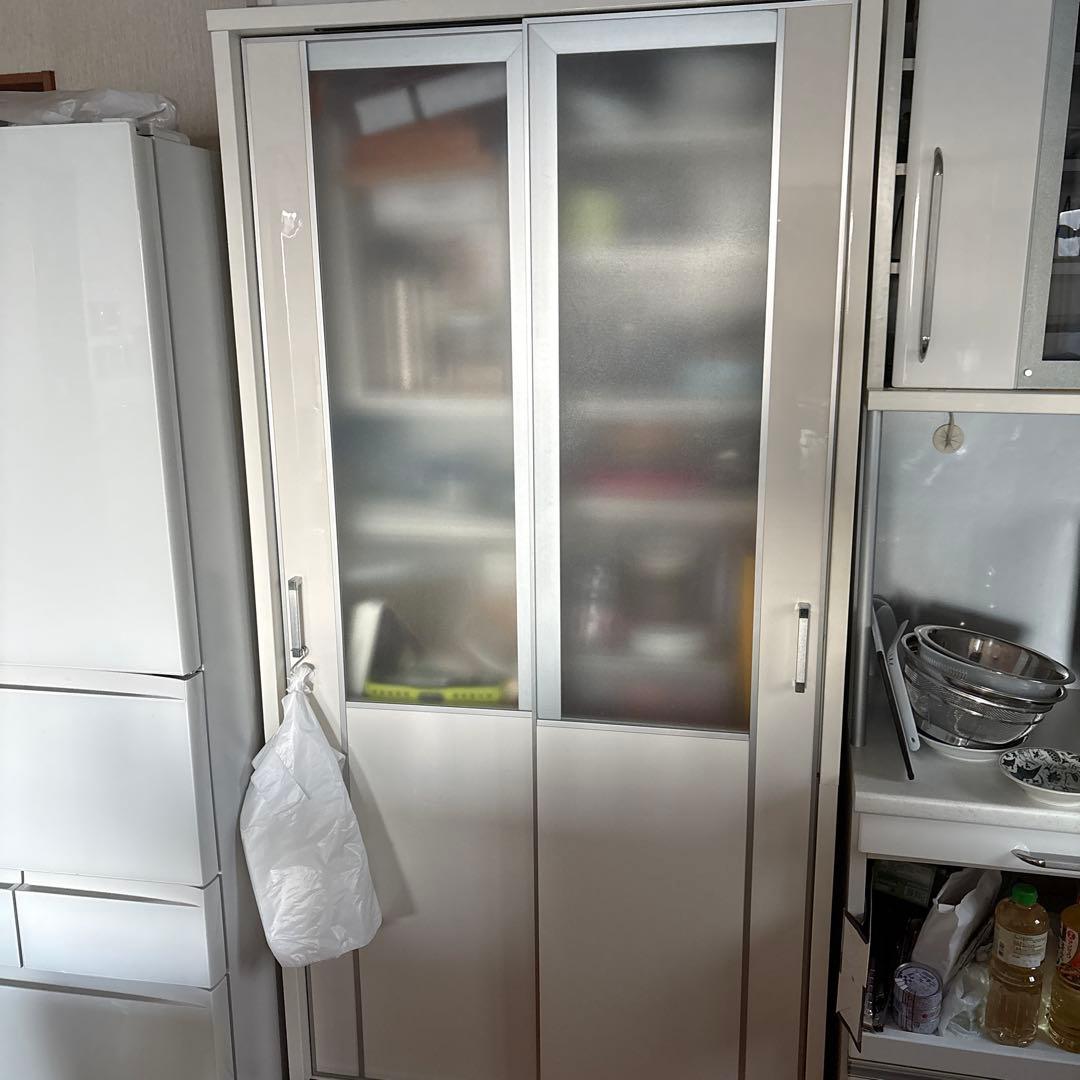 直接引取り限定　スライドドア収納キャビネット 中型 ホワイト/シルバー