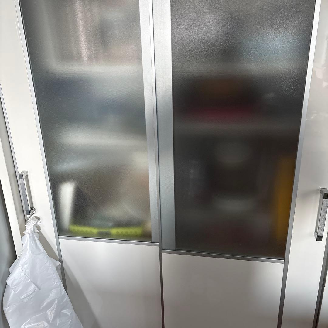 直接引取り限定　スライドドア収納キャビネット 中型 ホワイト/シルバー