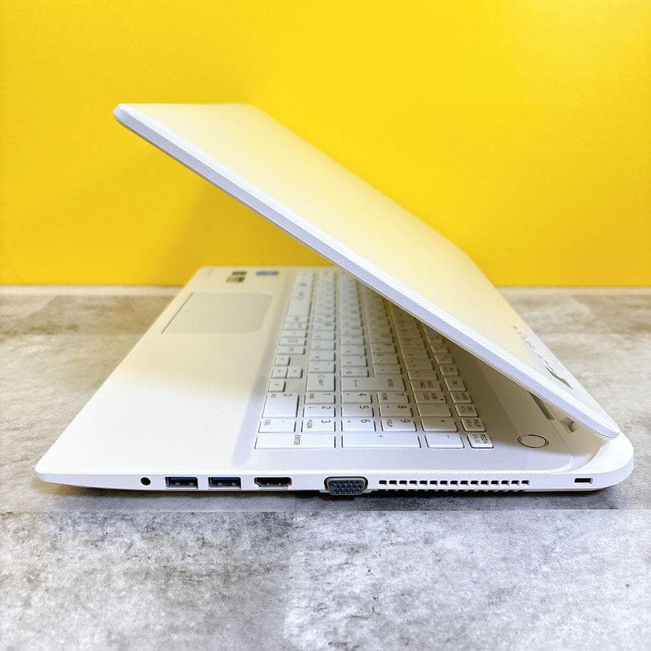 ほぼ美品❣新品SSDでサクサク快適✨動作良好♪カメラ付き 薄型ノートパソコン 白