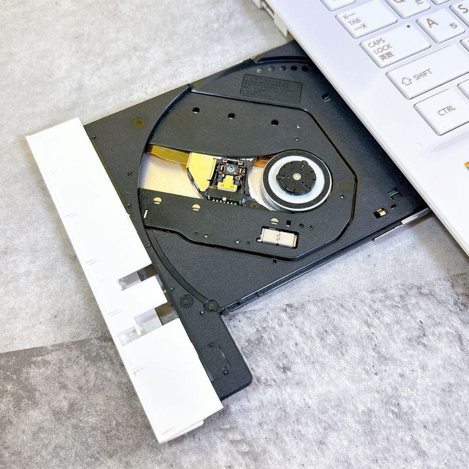 ほぼ美品❣新品SSDでサクサク快適✨動作良好♪カメラ付き 薄型ノートパソコン 白