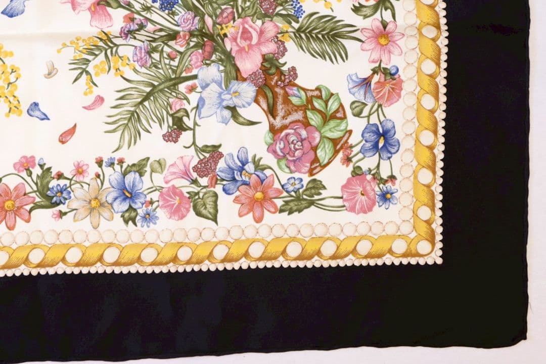 美品Christian Dior 花柄シルクスカーフ