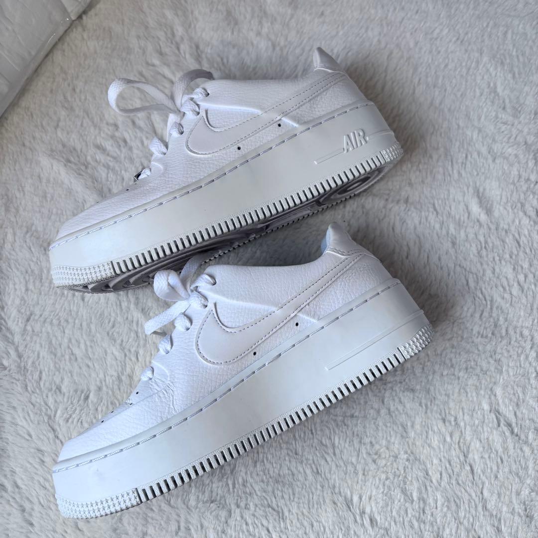 極美品⭐︎ナイキ エアフォース1 セージ ロー \"トリプル ホワイト\" 23センチ