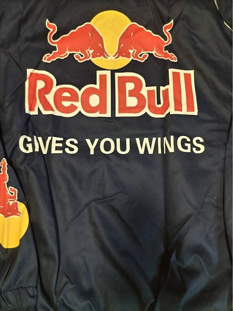 REDBULL 刺繍ロゴ入りデザインジャンパー　新品未使用品　￼厚手　XLサイズ