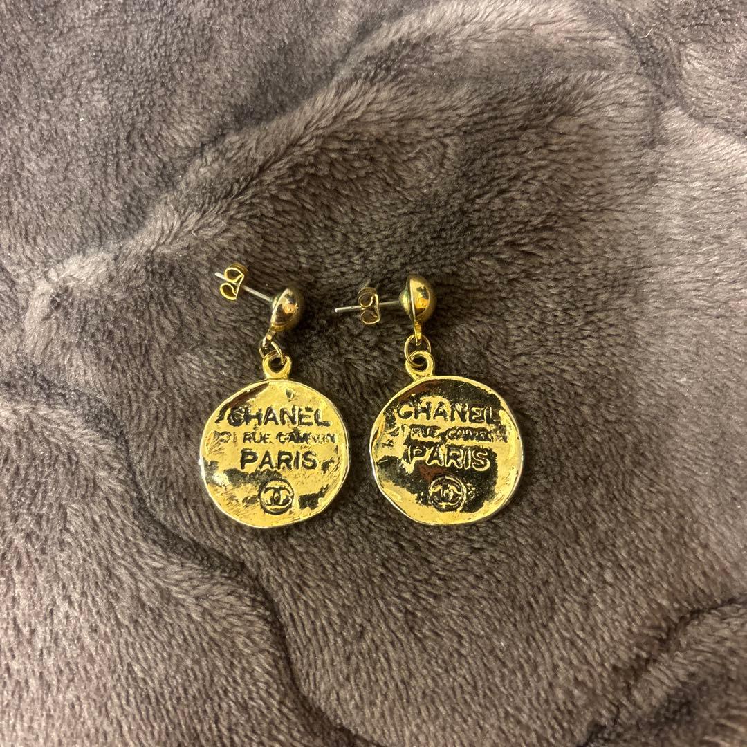 CHANEL ゴールド 型ピアス