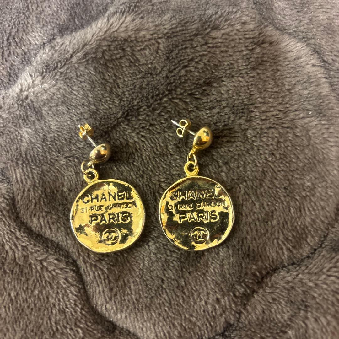 CHANEL ゴールド 型ピアス