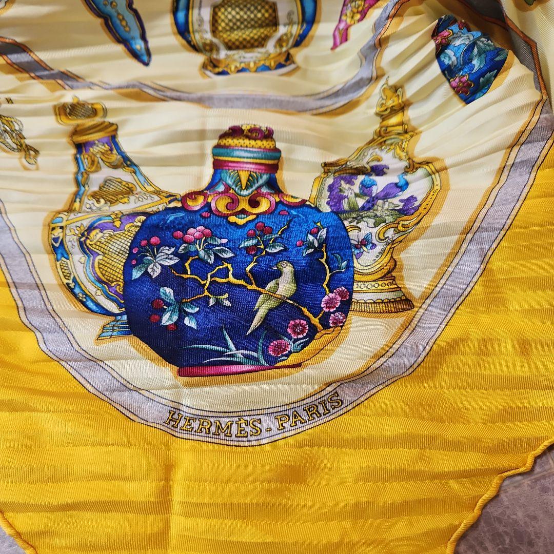 HERMÈS 香水瓶デザイン プリーツスカーフ