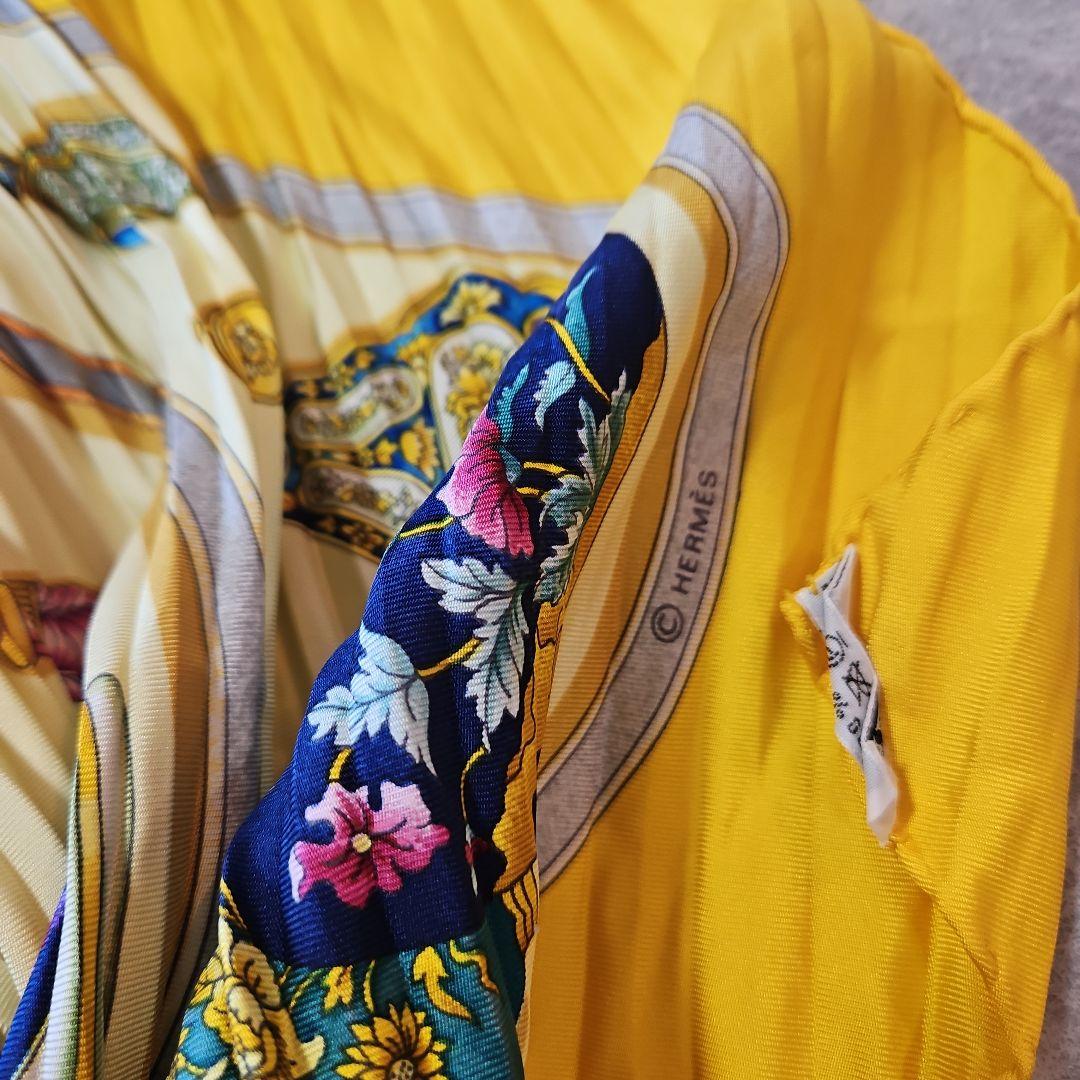 HERMÈS 香水瓶デザイン プリーツスカーフ