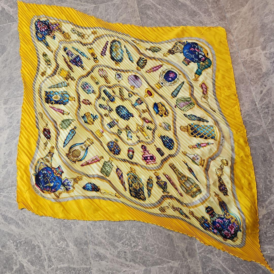 HERMÈS 香水瓶デザイン プリーツスカーフ