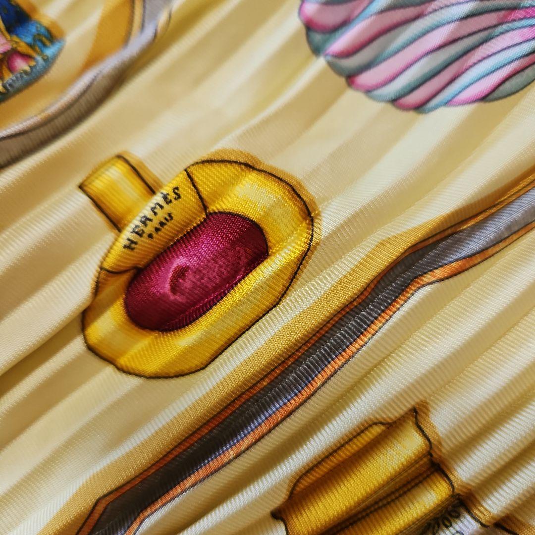HERMÈS 香水瓶デザイン プリーツスカーフ
