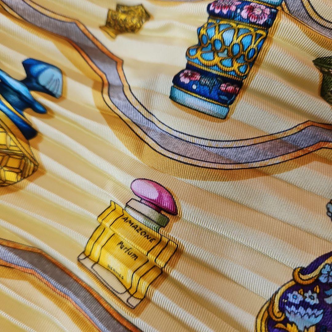 HERMÈS 香水瓶デザイン プリーツスカーフ