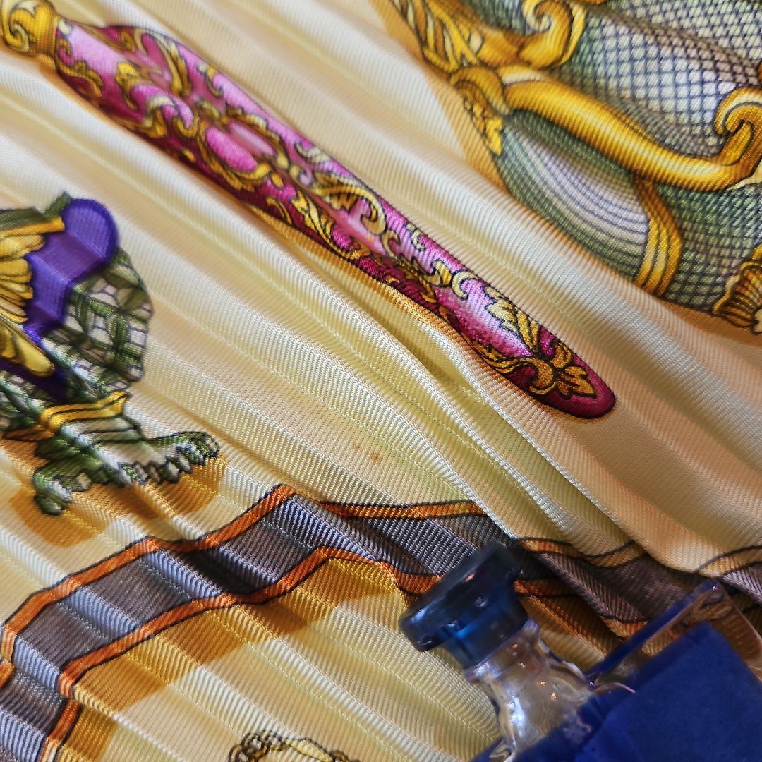 HERMÈS 香水瓶デザイン プリーツスカーフ