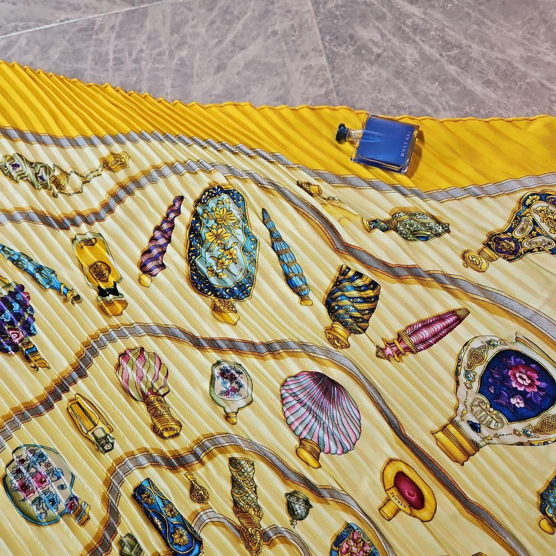 HERMÈS 香水瓶デザイン プリーツスカーフ