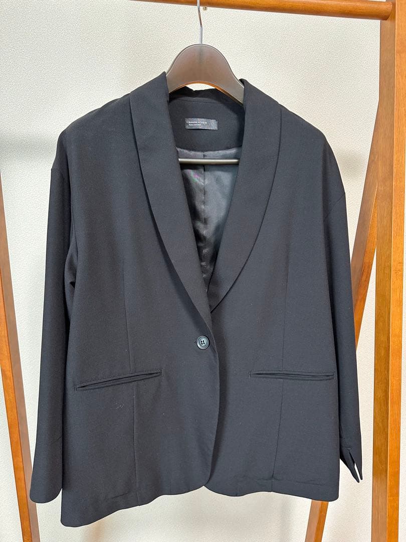 「自分らしく、凛としたい」ショールカラーのオフィスジャケット（セットアップ）