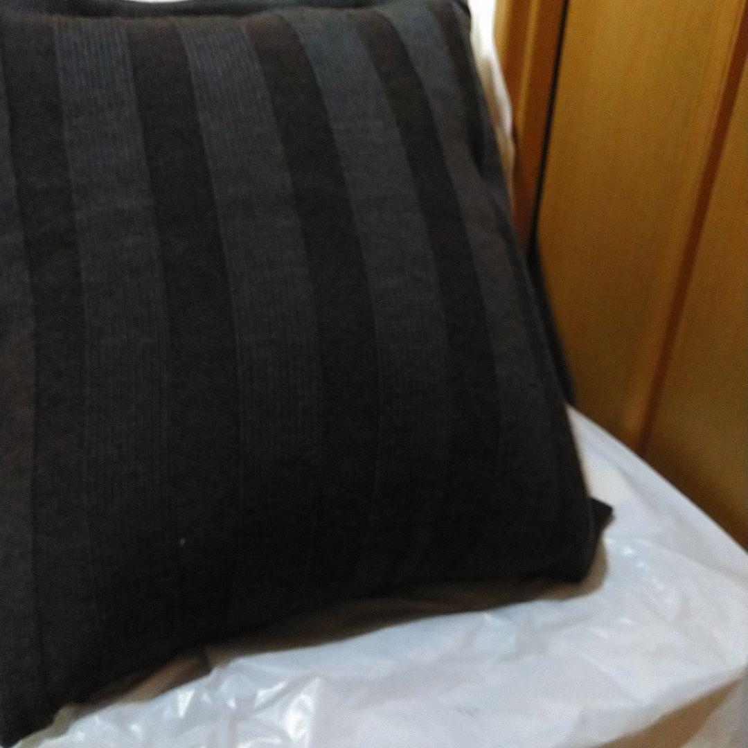 カッシーナ　ストライプ模様の黒いクッション×2